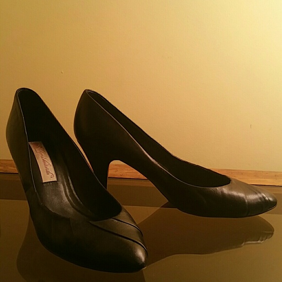 Gloria Vanderbilt Shoes - 🐞Vintage black pumps